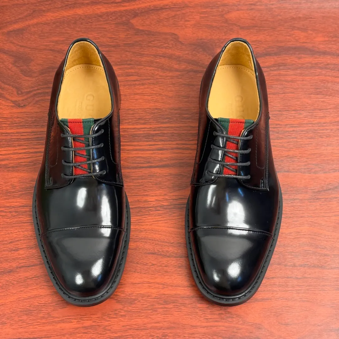 Batch 820 Gucci/Gucci men’s classic lace-up derby shoes! In every season, Gucci's aesthetic perspective reinterprets formal wear designs. This shoe is made of exquisite black leather, showing a simple and classic style! Available in two styles: black glossy leather/black matte cow leather, red and green webbing tongue embellishment, three-joint classic retro style, full calfskin lining, lace-up fixation, 2.5CM rubber soles, leather material. Look at the details. The delicate cowhide and the bright black of the open edge beads show a different light luxury style. European and American last type, excellent on-foot comfort, complete package, versatile style, highly recommended! Size: 39-40-41-42-43-44 leather shoe size (can be customized to 38.45) Item number: 5018-01 Open edge beads